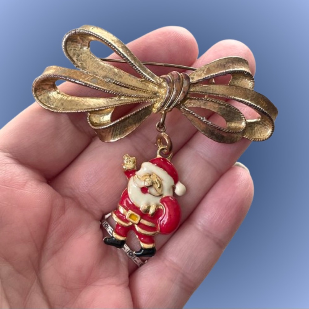 Adorable vintage goldtone bow brooch w/ dangling enamel Santa Claus Xmas